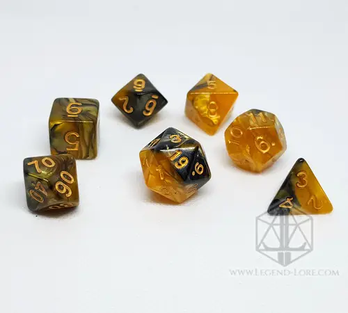 Set Ashes of War di sette dadi poliedrici con venature nere e oro ambrato e numeri dorati su sfondo bianco