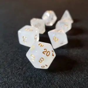 Set di dadi GDR Blizzard: sette dadi poliedrici bianchi traslucidi effetto ghiaccio con numeri dorati su feltro scuro