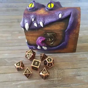 Set di dadi in metallo Gleaming Elegance, sette dadi poliedrici rame e neri davanti a uno scrigno mimic viola
