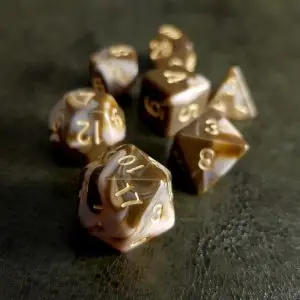 Set di dadi GdR Chocolate: sette dadi poliedrici marmorizzati marrone e bianco con numeri dorati su pelle verde scuro