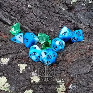 Set di dadi GdR Cloud: sette dadi poliedrici a spirale blu e bianca con numeri neri su corteccia, accanto a cristalli verdi