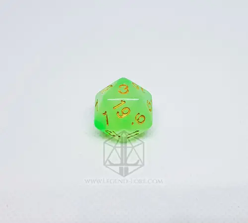 Smeraldo Impuro 3 D20 del set di dadi GdR Cloudy Emerald in resina verde brillante traslucida con numeri dorati su sfondo bianco