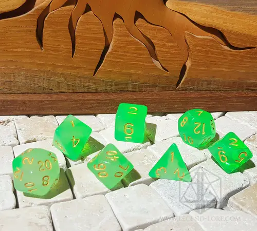 Smeraldo Impuro 1 Set di dadi GDR Cloudy Emerald: sette dadi poliedrici verde brillante traslucidi con numeri dorati su piastrelle di pietra