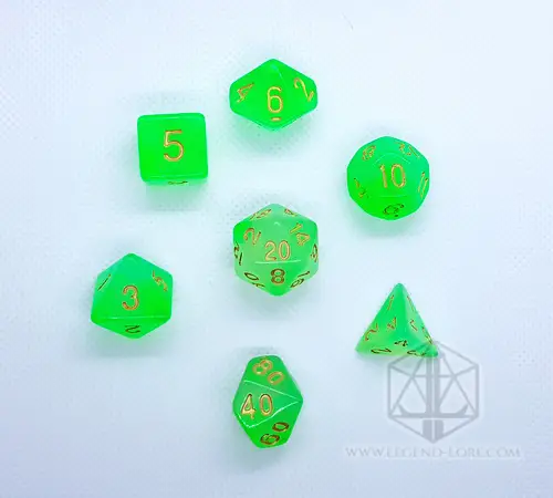 Smeraldo Impuro 5 Set di dadi GDR Cloudy Emerald: sette dadi poliedrici verde brillante traslucidi con numeri dorati su sfondo bianco