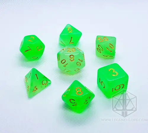 Smeraldo Impuro 4 Set di dadi GDR Cloudy Emerald: sette dadi poliedrici verde brillante traslucidi con numeri dorati su sfondo bianco