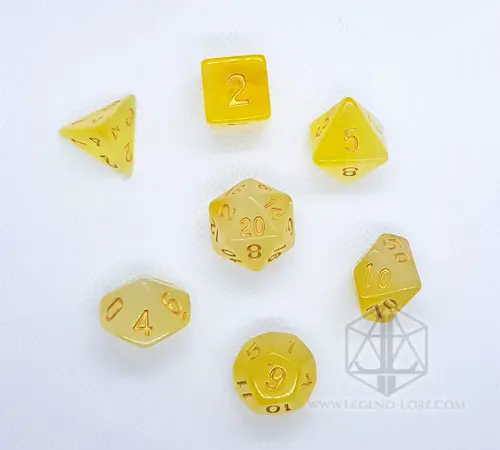 Topazio Impuro 4 Set di dadi GdR Cloudy Topaz: sette dadi poliedrici gialli traslucidi e nuvolosi con numeri dorati su sfondo bianco
