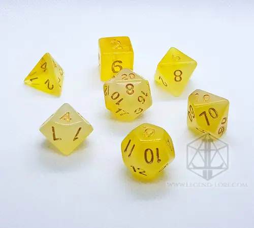 Topazio Impuro 3 Set di dadi GdR Cloudy Topaz: sette dadi poliedrici gialli traslucidi dall'effetto nuvoloso con numeri dorati
