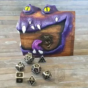 Set di dadi in metallo Moonlit Elegance, sette dadi poliedrici neri e argento accanto a un forziere mimic viola dagli occhi gialli