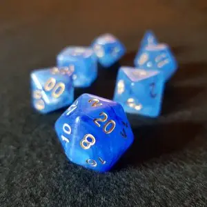 Set di dadi GDR Eternal Ice: sette dadi poliedrici blu traslucidi effetto ghiaccio con numeri dorati, D20 in primo piano