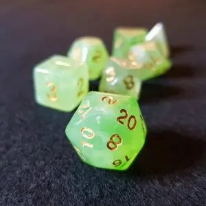 Set di dadi GDR Frozen Emerald: sette dadi poliedrici verde smerigliato traslucido con numeri dorati, D20 in primo piano
