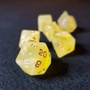 Set di dadi GDR Melted Amber: dadi poliedrici gialli traslucidi e marmorizzati con numeri dorati su feltro scuro