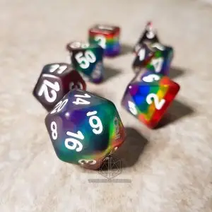 Set di dadi GdR Prismatic: sette dadi poliedrici trasparenti arcobaleno con numeri bianchi su superficie beige