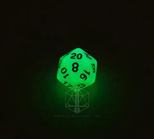 Radioattivo 3 D20 del set di dadi Radioactive che brilla di verde intenso al buio, con numeri neri e logo Legend & Lore in trasparenza
