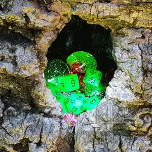 Set di dadi GDR Radioactive verde brillante traslucido con monete verdi, nella cavità di una corteccia grigia