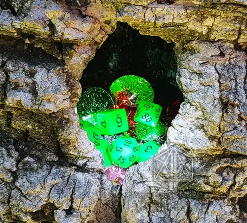 Radioattivo 1 Set di dadi GDR Radioactive verde brillante traslucido con monete verdi, nella cavità di una corteccia grigia