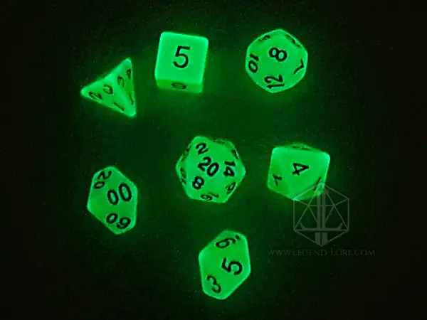 Radioattivo 6 Set di dadi GdR Radioactive: sette dadi poliedrici fosforescenti che brillano di verde acceso al buio, con numeri neri