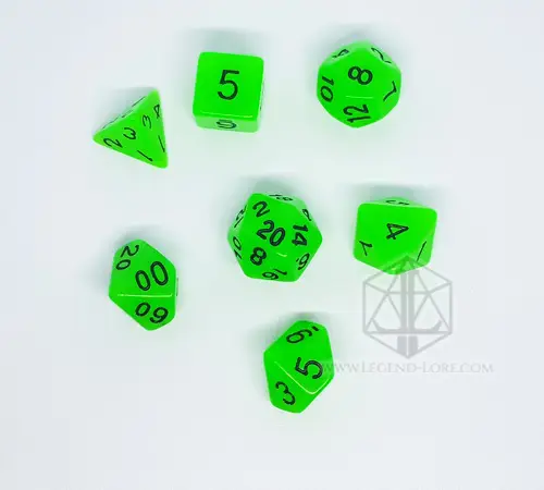 Radioattivo 5 Set di dadi GdR Radioactive: sette dadi poliedrici verde neon brillante con numeri neri su sfondo bianco