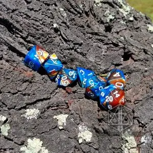 Set di dadi GDR Raptor Eye, sette dadi poliedrici marmorizzati blu e marrone rame con numeri bianchi su corteccia
