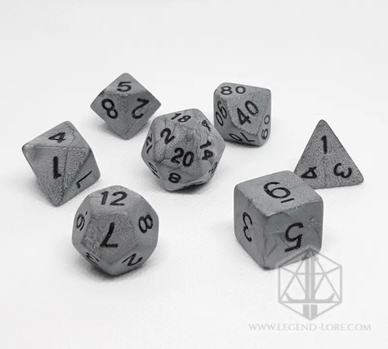 Set di dadi GDR Rough Stone: sette dadi poliedrici grigi effetto pietra con numeri neri su sfondo bianco