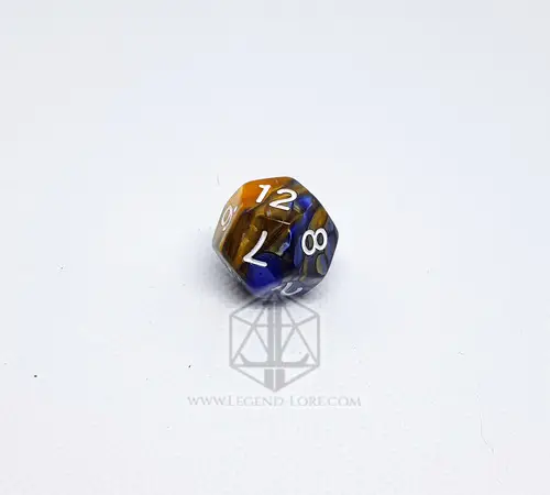 Singolo D12 del set di dadi Sea Rust in plastica bicolore blu e marrone ramato con numeri bianchi su sfondo bianco