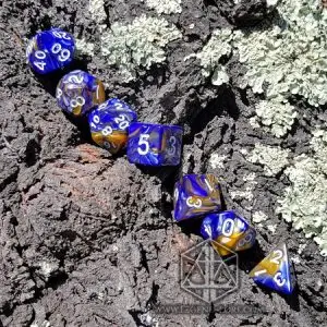 Set di sette dadi poliedrici Sea Rust, blu e marroni marmorizzati con numeri bianchi, su corteccia d'albero con licheni