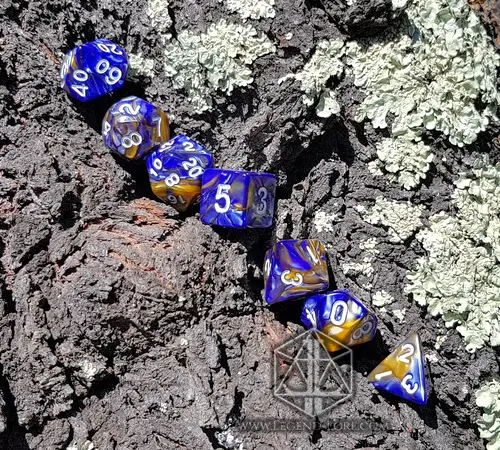 Set di sette dadi poliedrici Sea Rust, blu e marroni marmorizzati con numeri bianchi, su corteccia d'albero con licheni