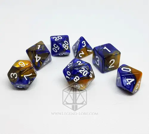 Set di dadi RPG Sea Rust: sette dadi poliedrici marmorizzati blu e marrone ambra con numeri bianchi su sfondo bianco