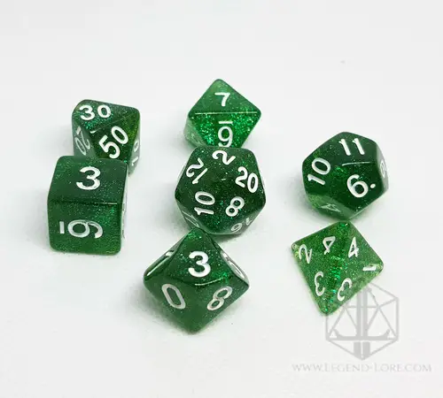 Foresta Brillante 3 Set di dadi GdR Shining Forest: sette dadi poliedrici verdi trasparenti con glitter e numeri bianchi su sfondo bianco