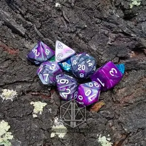 Set di sette dadi poliedrici Steel Flowers viola e grigi marmorizzati con numeri bianchi su corteccia d'albero