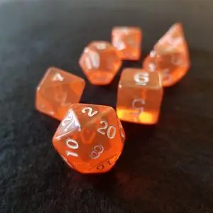 Set di dadi GdR Sunset: sette dadi poliedrici arancioni trasparenti con numeri bianchi su feltro scuro