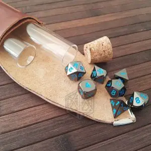 Set di dadi RPG in metallo Cobalt Mirror, nero lucido con numeri blu, su custodia in pelle con tubi di vetro e tappo