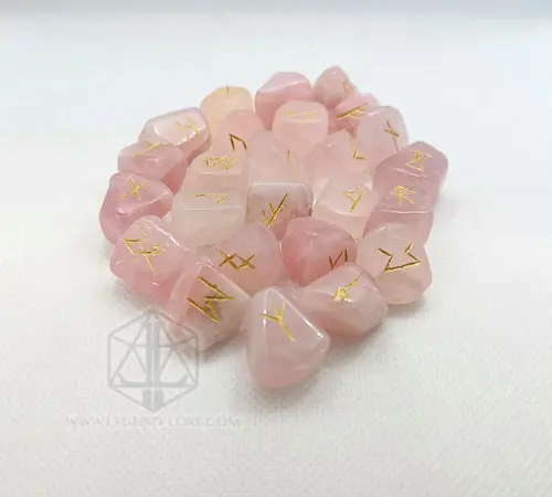 Rune divinatorie Crystal Petals: mucchio di pietre burattate in quarzo rosa con rune Futhark incise in oro