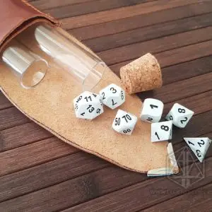 Set di sette dadi poliedrici in metallo bianco Hailstorm con numeri neri, fiala di vetro, tappo di sughero e custodia in pelle