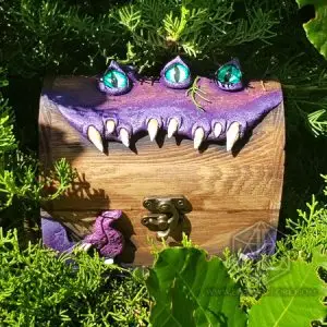 RPG ACCESSORIES - EN 2 Mimic Boss RPG dice box: wooden chest with purple monster lid, three green eyes, white fangs and brass latch among greenery