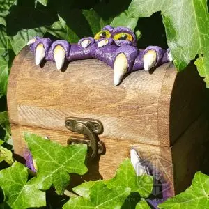 RPG ACCESSORIES - EN 1 Mimic Pet RPG dice box: wooden chest with purple claws, white fangs, yellow eyes and brass clasp among ivy leaves