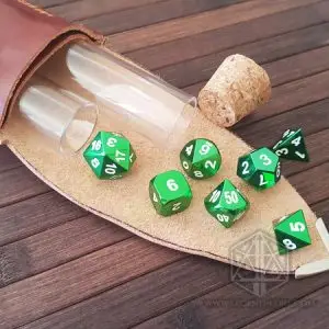 Set Poisonous Berries di sette dadi poliedrici in metallo verde lucido su astuccio in pelle con fiale di vetro e tappo