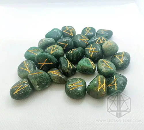 Rune divinatorie Seer Eyes: set di pietre burattate in avventurina verde con rune Futhark incise in oro