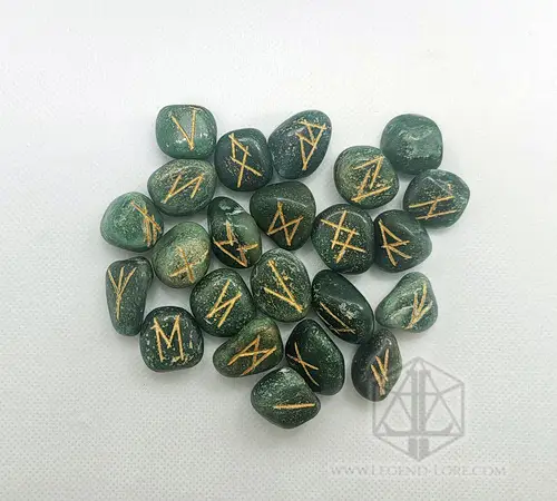 Rune divinatorie Seer Eyes: set di pietre burattate in avventurina verde con rune Futhark incise in oro su fondo bianco