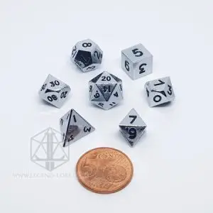 Set di dadi mini Silver Drops in metallo, sette dadi poliedrici argento lucido con numeri neri accanto a una moneta da 5 cent
