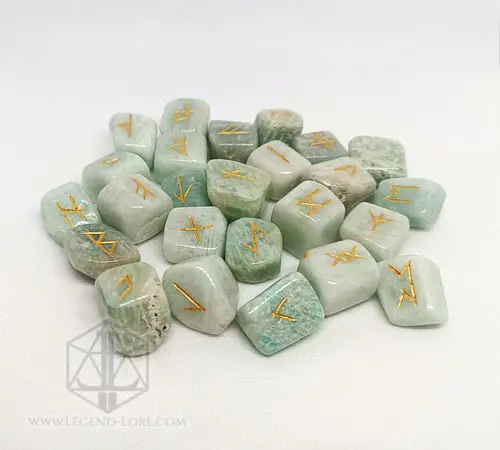 Rune divinatorie Wind Soul: pietre di amazzonite verde chiaro con rune Futhark incise in oro, ammucchiate su fondo bianco