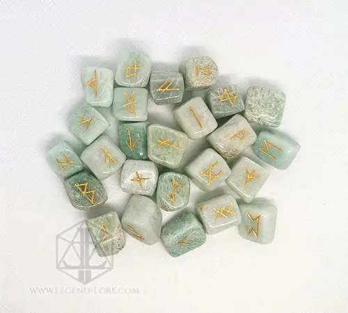 Rune divinatorie Wind Soul: set di pietre di amazzonite verde chiaro incise con rune Futhark dorate