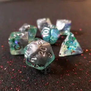 Set di dadi GDR Abyssal Stone: sette dadi in resina semitrasparente grigia e verde con glitter iridescenti e numeri argento