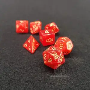 Set di dadi GdR Disrupted Red Matrix: sette dadi poliedrici rossi marmorizzati con numeri dorati su panno grigio scuro