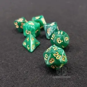 Set di dadi GdR Green Matrix: sette dadi poliedrici verdi marmorizzati con numeri dorati su feltro scuro