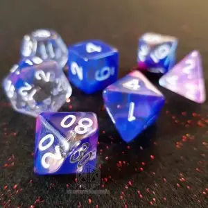 Set di dadi GDR Hades' Lie: sette dadi poliedrici semitrasparenti blu, rosa e trasparenti con numeri bianchi