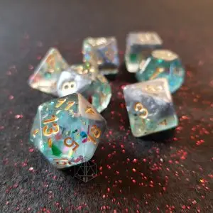 Set Hell Stone di sette dadi GDR in resina verde e grigio semitrasparente con numeri dorati e scaglie glitterate