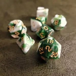 Set di dadi GdR Mint: sette dadi poliedrici marmorizzati verdi e bianchi con numeri dorati su pelle scura
