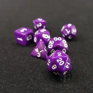 Set di dadi GdR Pure Purple: sette dadi poliedrici viola opachi con numeri bianchi su feltro nero