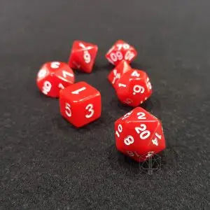 Set di dadi GDR Pure Red: sette dadi poliedrici rossi opachi con numeri bianchi su feltro nero