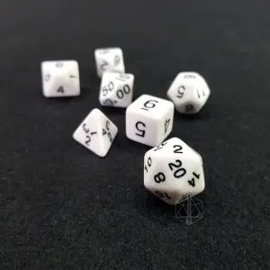 Set di dadi GdR Pure White: sette dadi poliedrici bianchi opachi con numeri neri su feltro nero